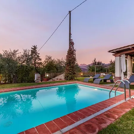 Villa Rondini, With Pool Chiatri